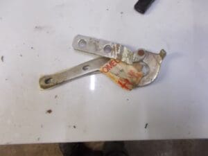 60505766 CERNIERA DESTRA PORTA POSTERIORE ALFA 33  E ALFA 33 I.E. NUOVO ORIGINALE