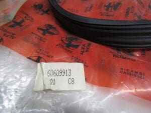 60609913 GUARNIZIONE GUIDAVETRO POSTERIORE DS ALFA 164 NUOVO ORIGINALE - immagine 3