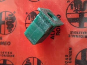 60800984 BLOCCHETTO FISSAGGIO RIPARO SX PARAURTI ANTERIORE ALFA 145 146 166 SPIDER NUOVO ORIGINALE