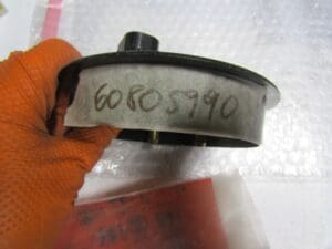 60805990 COPERCHIO POMPA BENZINA LANCIA THEMA FERRARI NUOVO ORIGINALE - immagine 3