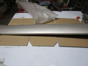 60547950 MODANATURA SOTTOPORTA ANTERIORE DX ALFA 33 COLOR ARGENTO NUOVO ORIGINALE