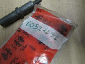 60521292 TIRANTE BARRA STABILIZZATRICE ANTERIORE ALFA 75 SZ RZ NUOVO ORIGINALE - immagine 3