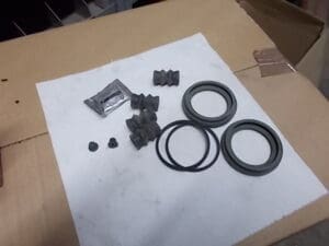 9950556 KIT REVISIONE PINZE FRENO ALFA 155 GTV SPIDER NUOVO ORIGINALE