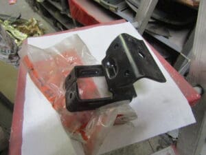 60566679 STAFFA SUPPORTO PARAURTI SINISTRA POSTERIORE ALFA 164 SUPER NUOVO ORIGINALE