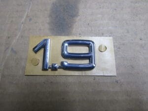 TARGA1.9  TARGHETTA SIGLA MODELLO 1.9  ALFA NUOVO ORIGINALE