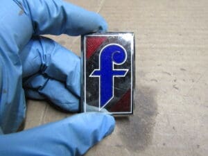 TARGAF SIGLA MODELLO ‘f’ PININFARINA LATERALE ALFA GTV SPIDER SENZA CORONA NUOVO ORIGINALE