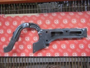 60685946 LAMIERATO SUPPORTO MENSOLA PARAFANGO SX ALFA 147 GTA NUOVO ORIGINALE