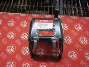 46847090 LAMIERATO STAFFA BRACCIOLO ALFA 147 GT NUOVO ORIGINALE