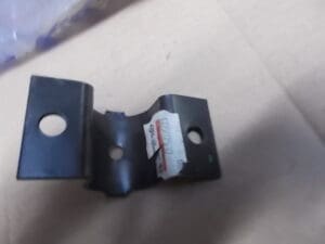 60502537 STAFFA TASSELLO ELASTICO SUPPORTO CAMBIO ALFA 33 145 146 NUOVO ORIGINALE