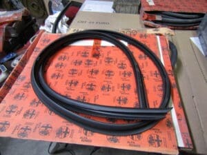 60630670 GUARNIZIONE DX GOCCIOLATOIO ALFA 145 NUOVO ORIGINALE