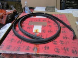 60627218 GUARNIZIONE  DX GOCCIOLATOIO ALFA 146 NUOVO ORIGINALE