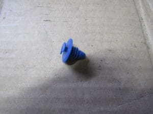 60608998 TASSELLO FISSAGGIO LUNOTTO  POSTERIORE ALFA 145 NUOVO ORIGINALE