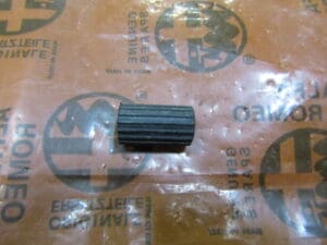 60586263 CAPPUCCIO  PERNO CAPPELLIERA BAULE  ALFA 33 NUOVO ORIGINALE