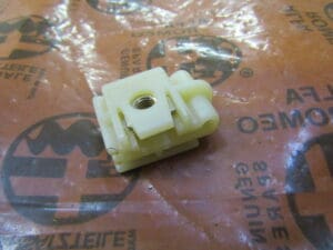 60509794 BLOCCHETTO FISSAGGIO PARAURTI ANTERIORE ALFA 164 NUOVO ORIGINALE