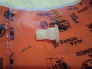 60585246 BLOCCHETTO FISSAGGIO  PANNELLI PORTA  ALFA 145 146 156 NUOVO ORIGINALE