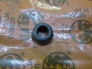60521366   TAMPONE IN GOMMA BARRA STABILIZZATRICE SOSPENSIONE POST.  ALFA 75 NUOVO ORIGINALE