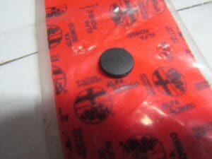 60570144 TAPPO SERRATURA BAGAGLIAIO ALFA 145 146 147 155 156 166 NUOVO ORIGINALE