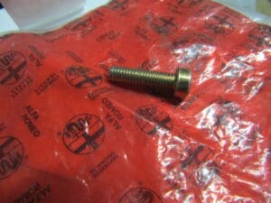 60569160 VITE L28MM COPERCHIO CAVI CANDELE ALFA 164 GTV SPIDER NUOVO ORIGINALE