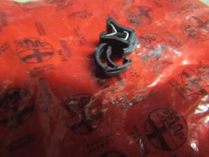 7766072 MOLLETTA FISSAGGIO CAVI ALFA 147 156 GTV GT GIULIETTA SPIDER …. NUOVO ORIGINALE
